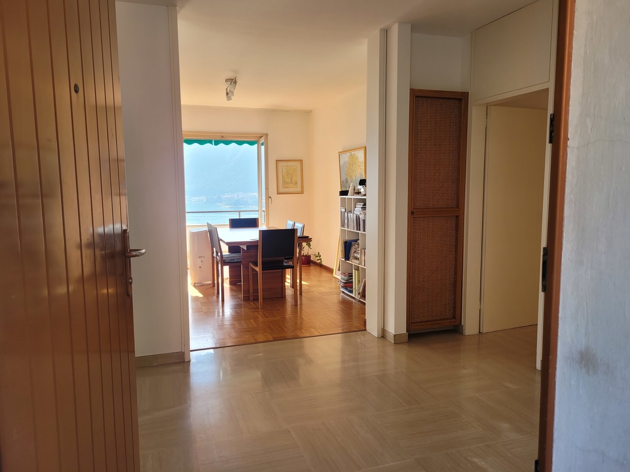 Ampio atrio con cabina armadi , Attikawohnung zu verkaufen, 6816 Bissone