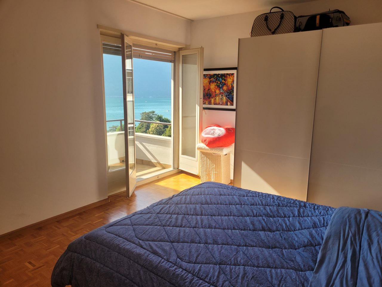 Camera padronale con balcone , Attikawohnung zu verkaufen, 6816 Bissone